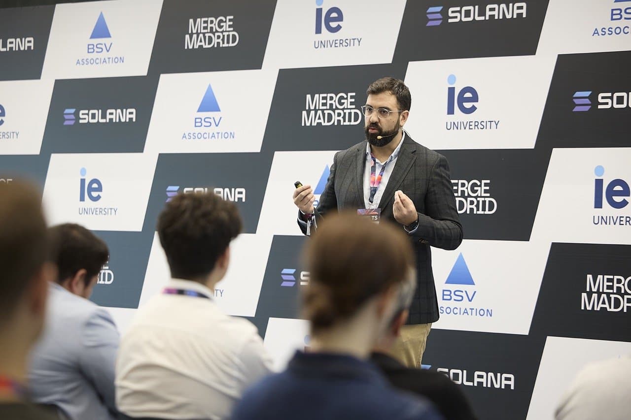 Isaac González, Head of Innovation de Metlabs, dando una charla sobre tokenización